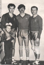 Слева направо: члены волейбольной команды &laquo;Гранит&raquo;: Сергей Огоренко (капитан), Сергей Баталов и Петр Усольцев.